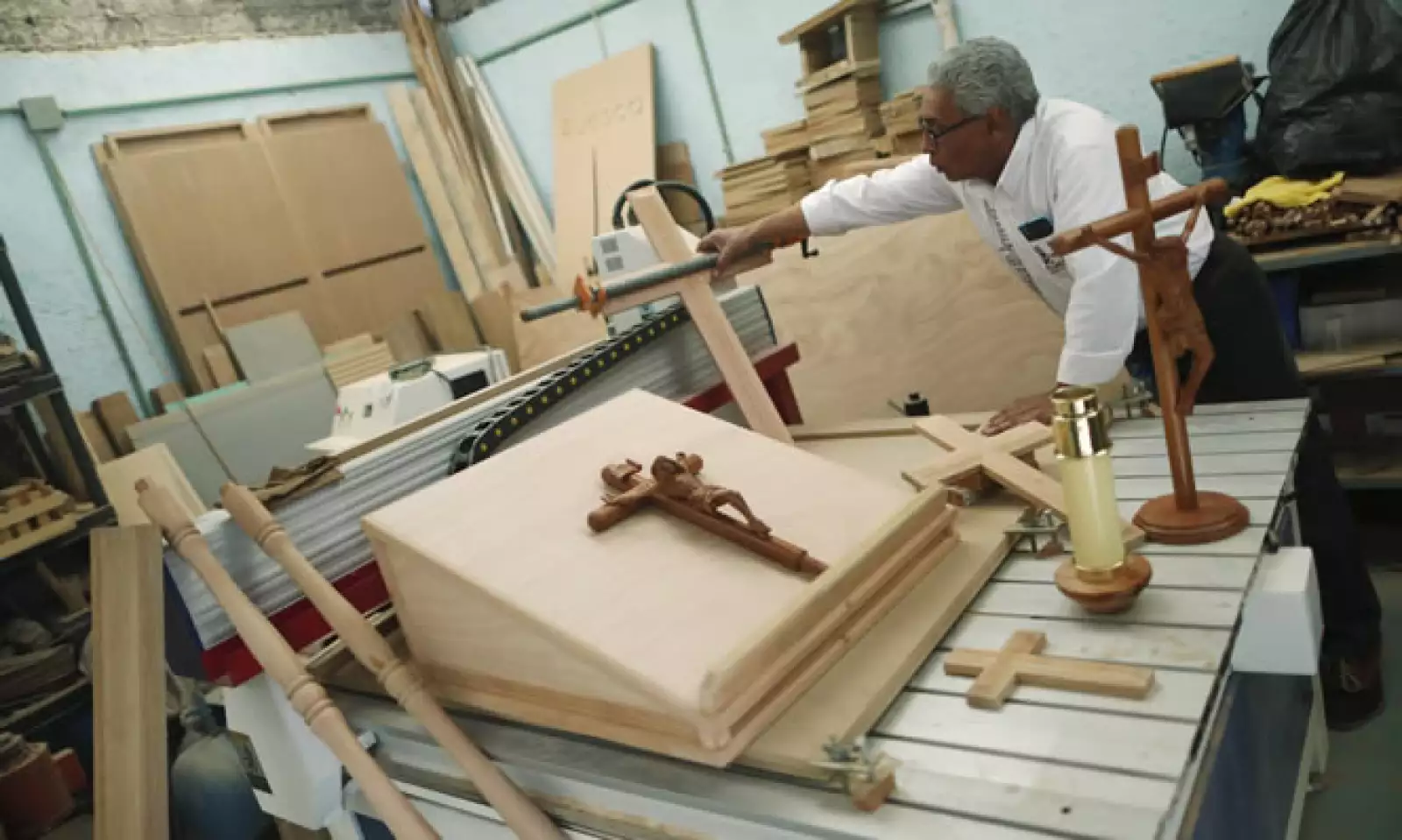 Estos son algunos de los objetos de madera que adornarán la visita papal a la capital del país.