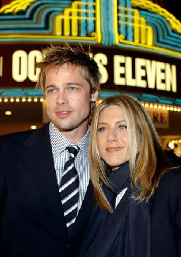 Para mala suerte de Jen en 2004, su esposo, Brad Pitt, comenzó el rodaje de El señor y la señora Smith con Angelina Jolie, ahí comenzaron los problemas del matrimonio.