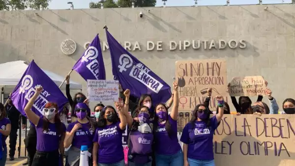 Festejo de mujeres tras aprobación de la Ley Olimpia a nivel federal 