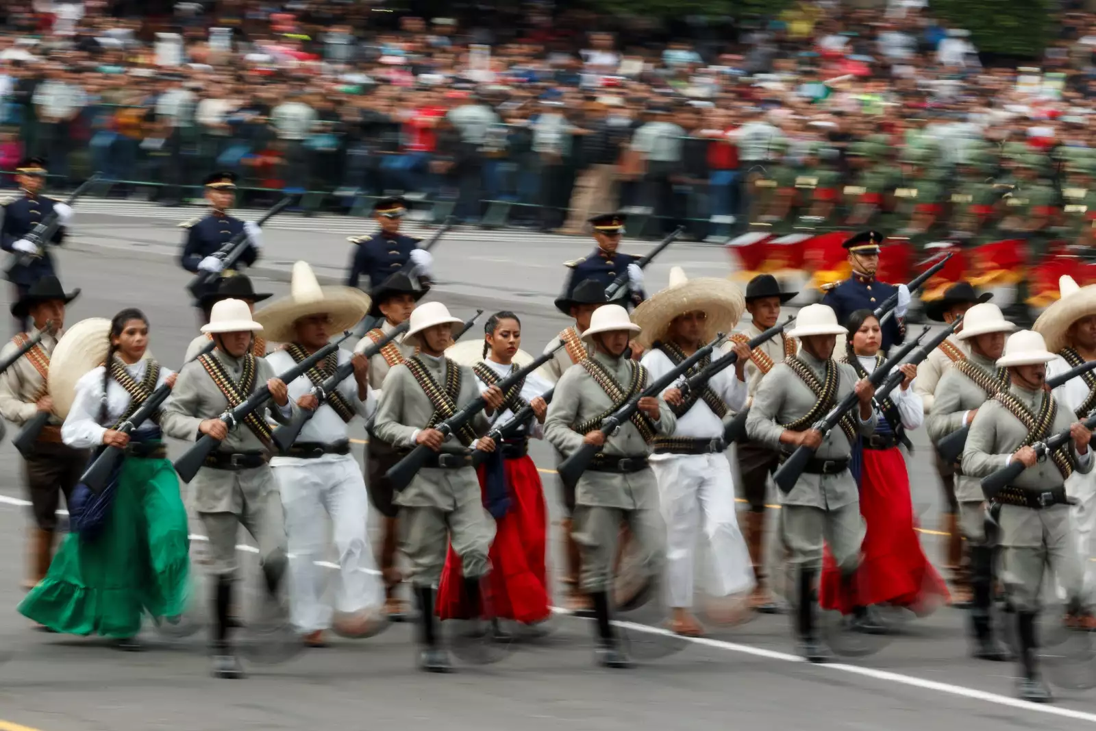 López Obrador encabeza desfile militar que incluye a la Guardia Nacional