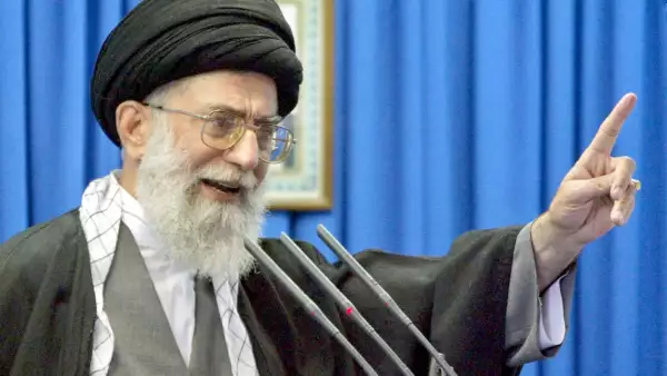 El líder supremo de Irán, Ayatolá Ali Khamenei, da un sermón de oración el viernes en la Universidad de Teherán el 11 de abril de 2003. Los testigos dijeron el 28 de febrero de 2026, que los fuertes aplausos resonaron en partes de Teherán y los residentes se acertaron a sus ventanas para aplaudir y tocar música de celebración después de los informes de la muerte del líder supremo iraní, el ayatollah Ali Khamenei. (