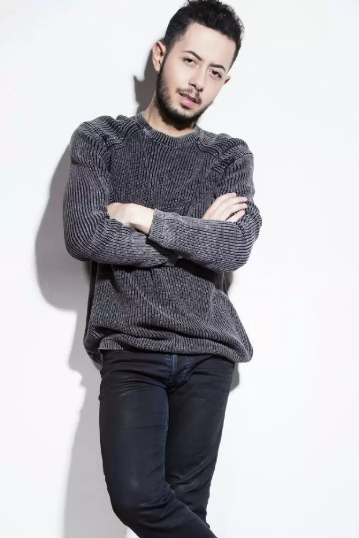 A sus 24 años, el joven decidió decir 'no' a la carrera política para elegir su pasión por la actuación. La serie "Amor sin reserva" es su primera gran oportunidad dentro de la televisión.