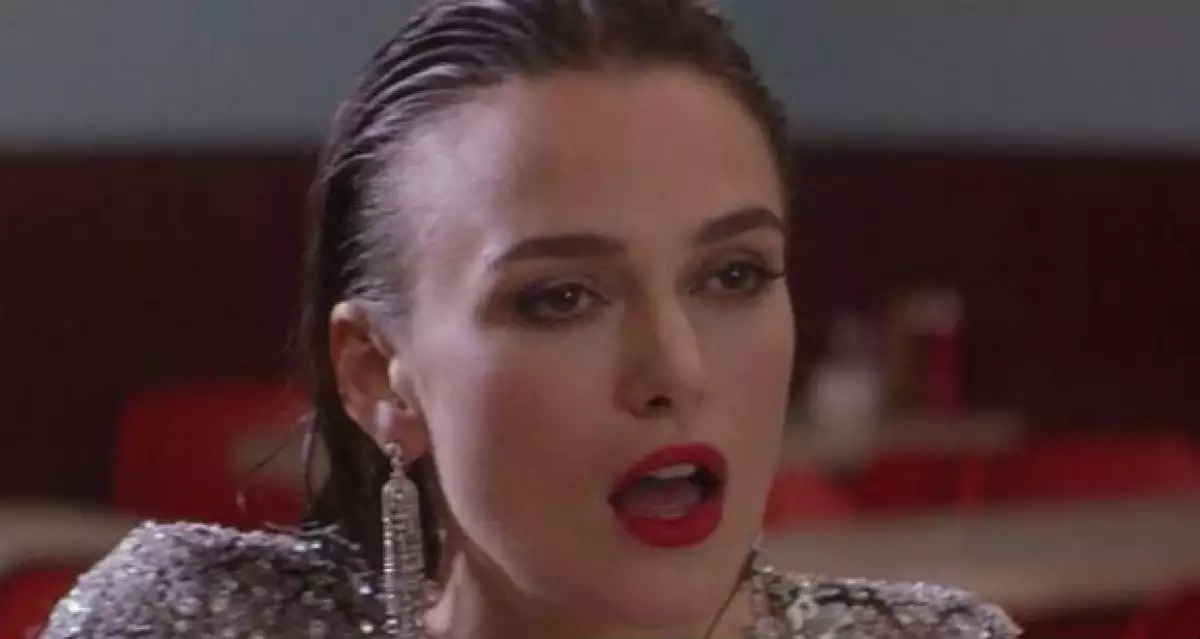 La actriz se muestra elegante para la nueva sesión de fotos de Vanity Fair, donde aprovechó para inmortalizar en video una de las emblemáticas escenas de la película protagonizada por Meg Ryan.