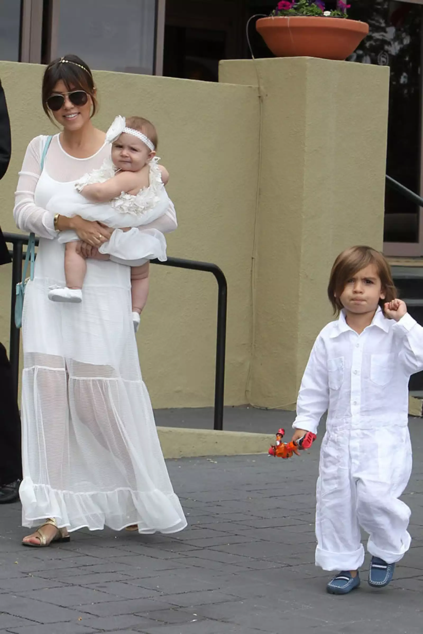 El hermano mayor es Mason de 3 años, quien nació el 14 de diciembre de 2009.