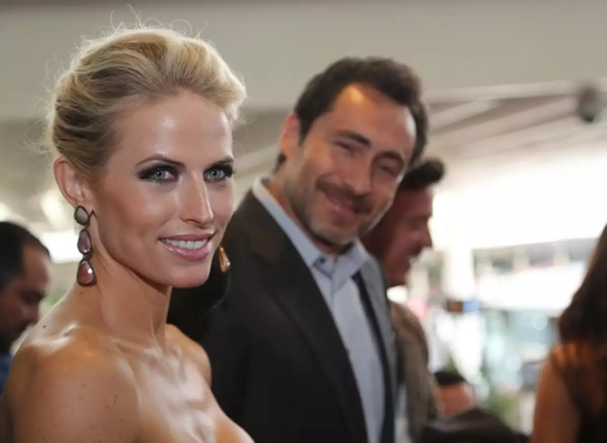 Dicen que el amor no se puede ocultar y la novia del actor es una prueba de ello pues durante la premiere de “The Bridge” era evidente lo enamorada que está de él.