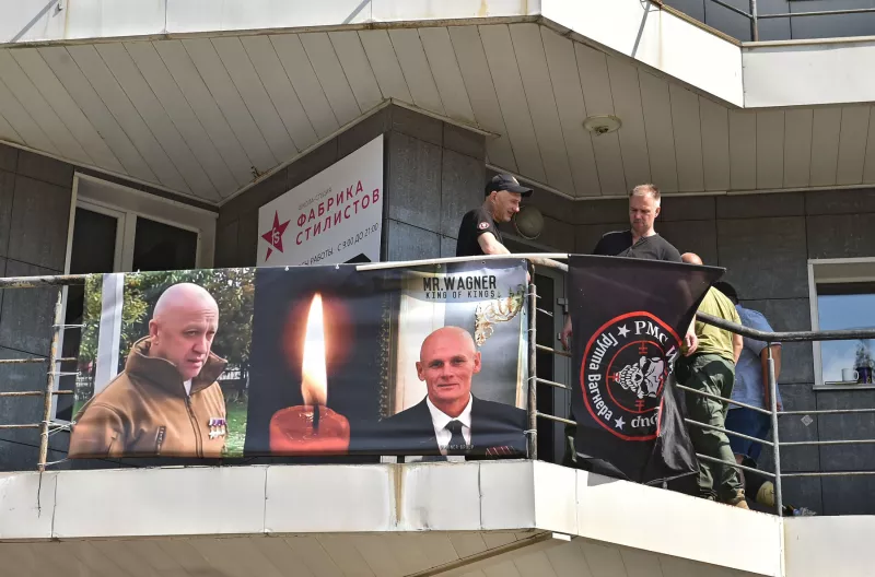 Una vista muestra una pancarta con retratos del jefe mercenario ruso Yevgeny Prigozhin y el comandante del grupo Wagner, Dmitry Utkin, en un monumento improvisado fuera de la oficina local del grupo mercenario privado Wagner en Novosibirsk, Rusia, el 24 de agosto de 2023.