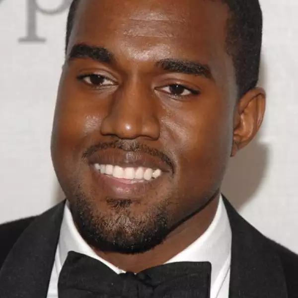 El famoso músico Kanye Westterminó su compromiso con la diseñadora Alexis Phifer en 2008, y aunque que dice que Scarlett Johansson es su `chica blanca favorita´ no tiene ni novia ni planes matrimoniales.