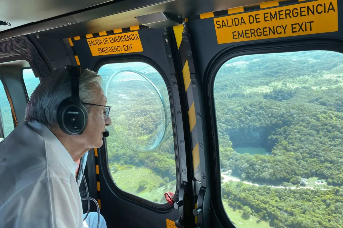 Andrés Manuel López Obrador durante su sobrevuelo por la ruta del Tren Maya.