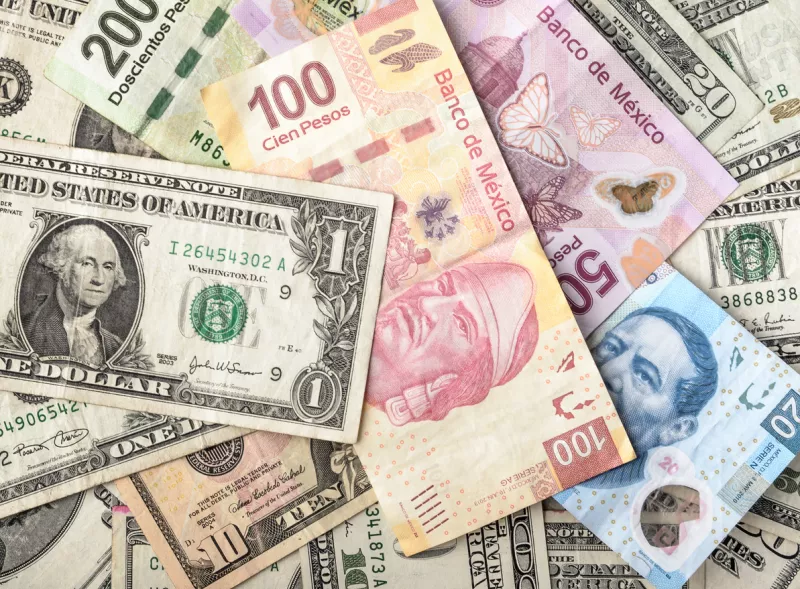 Menos pesos por dólar. 