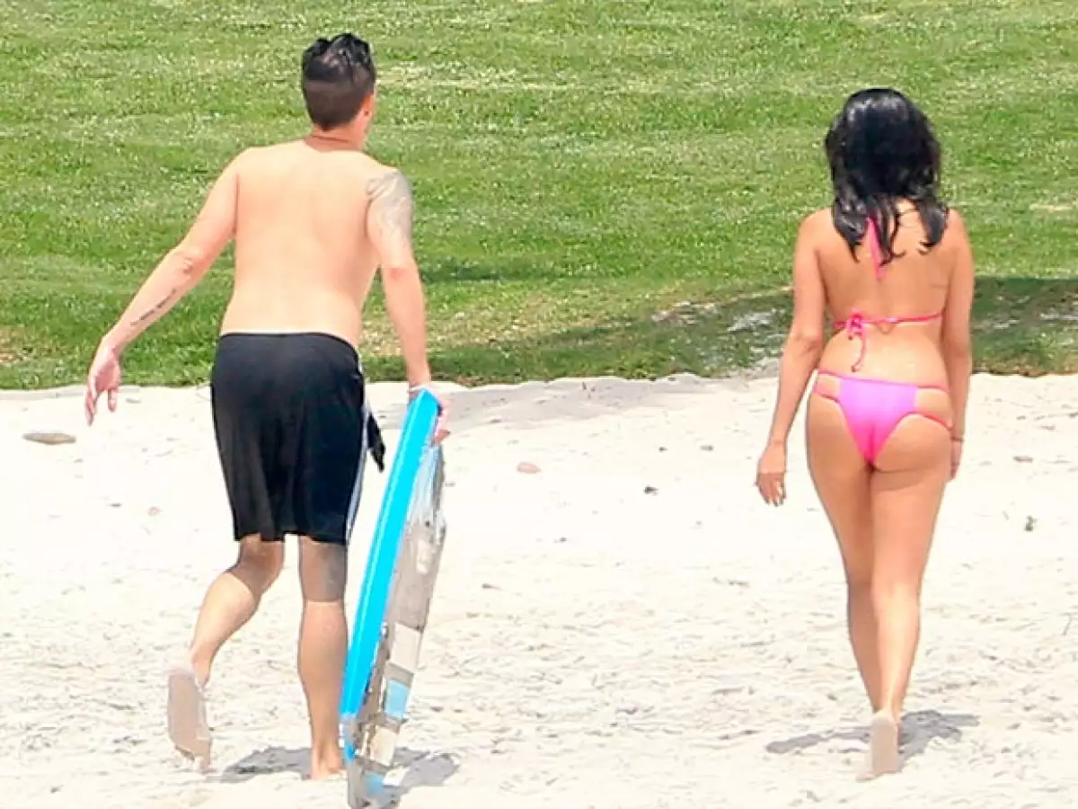 La cantante con raíces mexicanas se divirtió con sus amigos en la playa sin que fuera inconveniente su traje de baño.