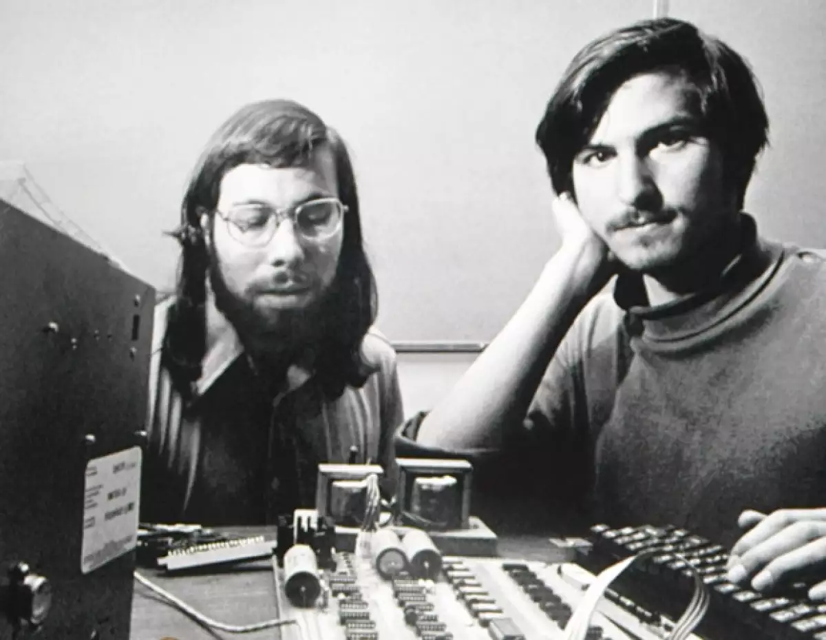 La tarde ayer se dio a conocer la muerte del creador de Apple, quien perdió la batalla contra el cáncer luego de que se lo diagnosticaran hace ocho años. Te contamos quién fue él.