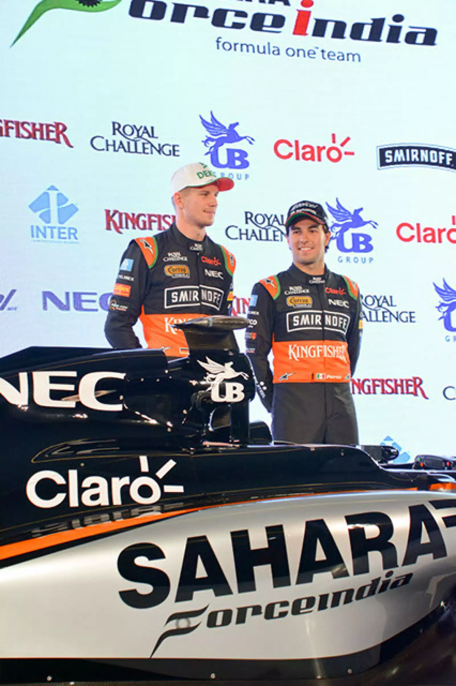 Checo Pérez y Nico Hulkenberg develan el nuevo auto del equipo Sahara Force India.