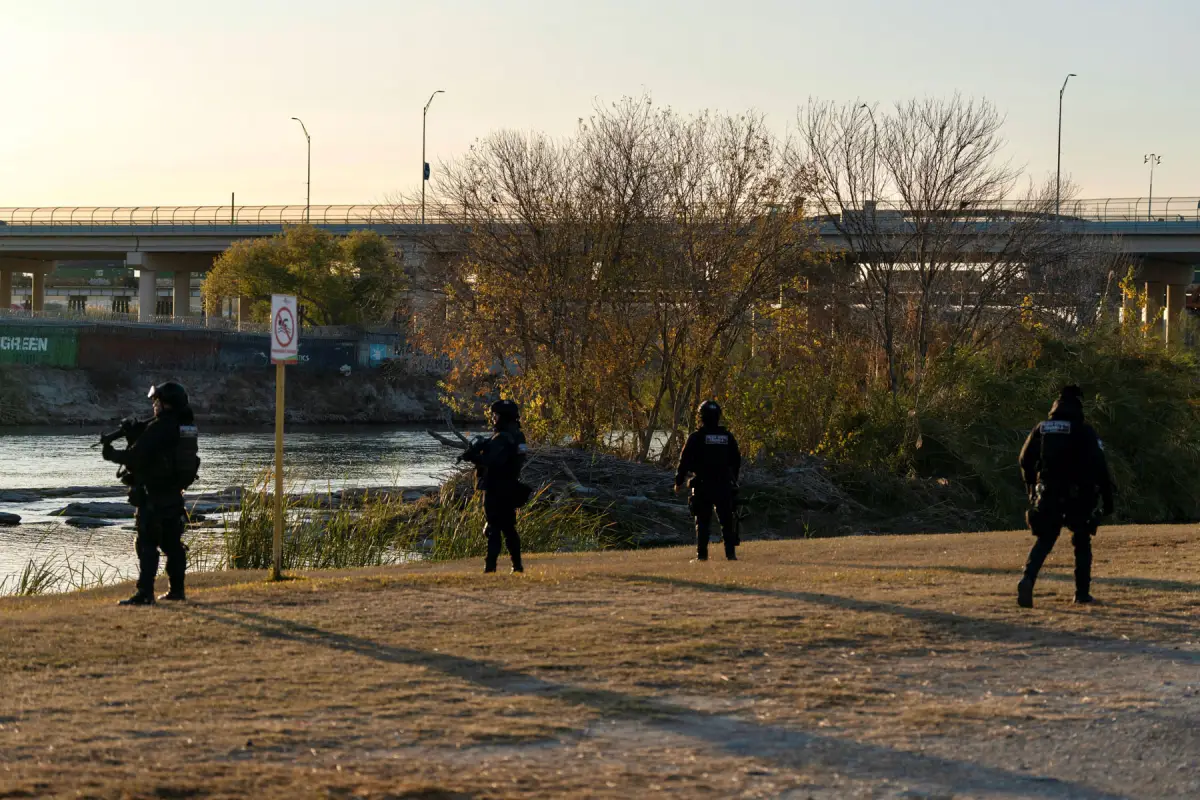 Los oficiales de policía de Piedras Negras se paran a lo largo de la orilla del río Grande, el día de la toma de posesión del presidente electo de los Estados Unidos, Donald Trump, en Piedras Negras, Coahuila, México, el 20 de enero de 2025.