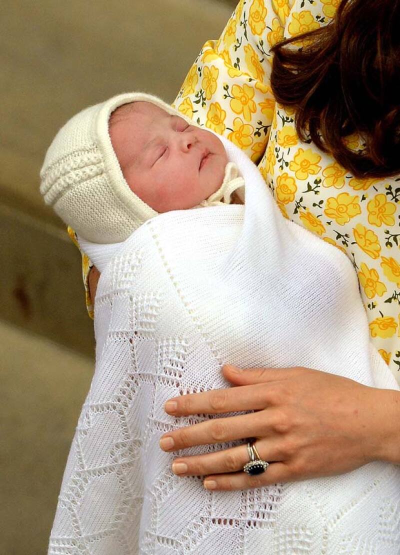 La princesa lució muy tierna y bella, pero el gorrito, según asegura la dueña de la tienda en donde se compró el outfit, estaba mal puesto.