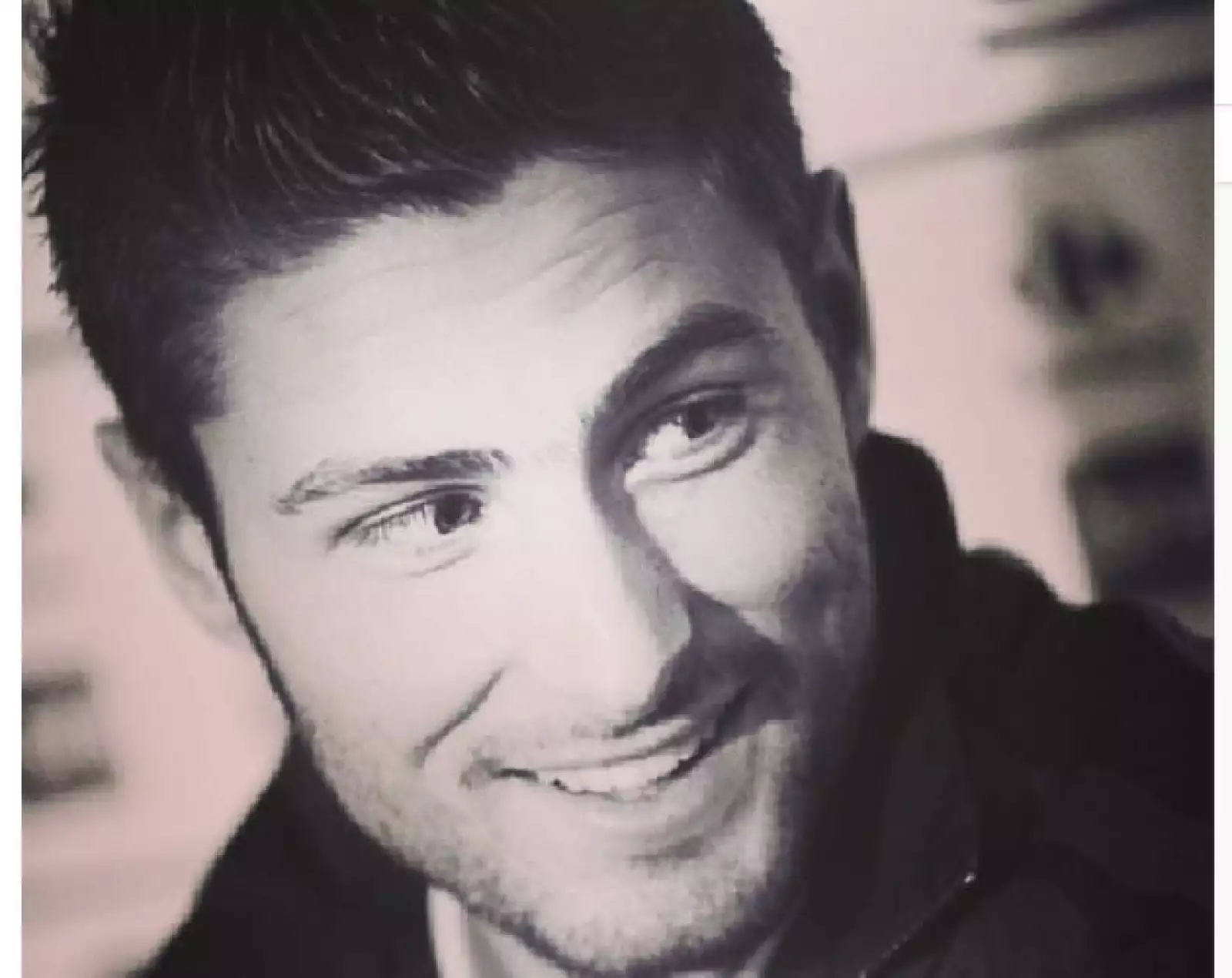 Aunque normalmente este deportista es captado con la camisa del Arsenal, fuera de la cancha deja los tacos de futbol y utiliza trajes de Hugo Boss. Su pelo tiene un estilo clipper, teniendo el cort...