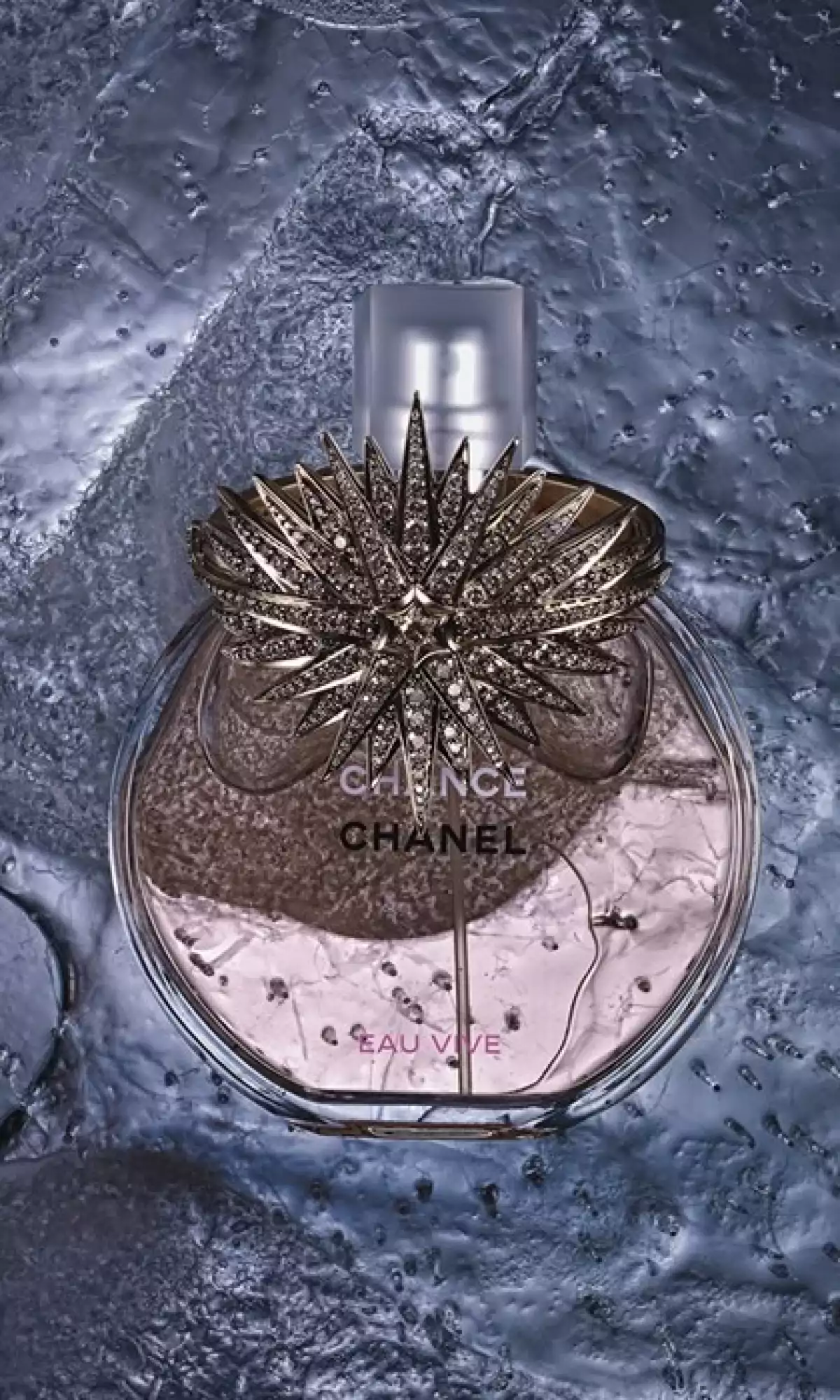 Oro, diamantes, zafiros y rubíes se congelan junto a exquisitos perfumes este invierno. Unidos se convierten en accesorios sofisticados que le permiten a la mujer brillar y distinguirse del resto.