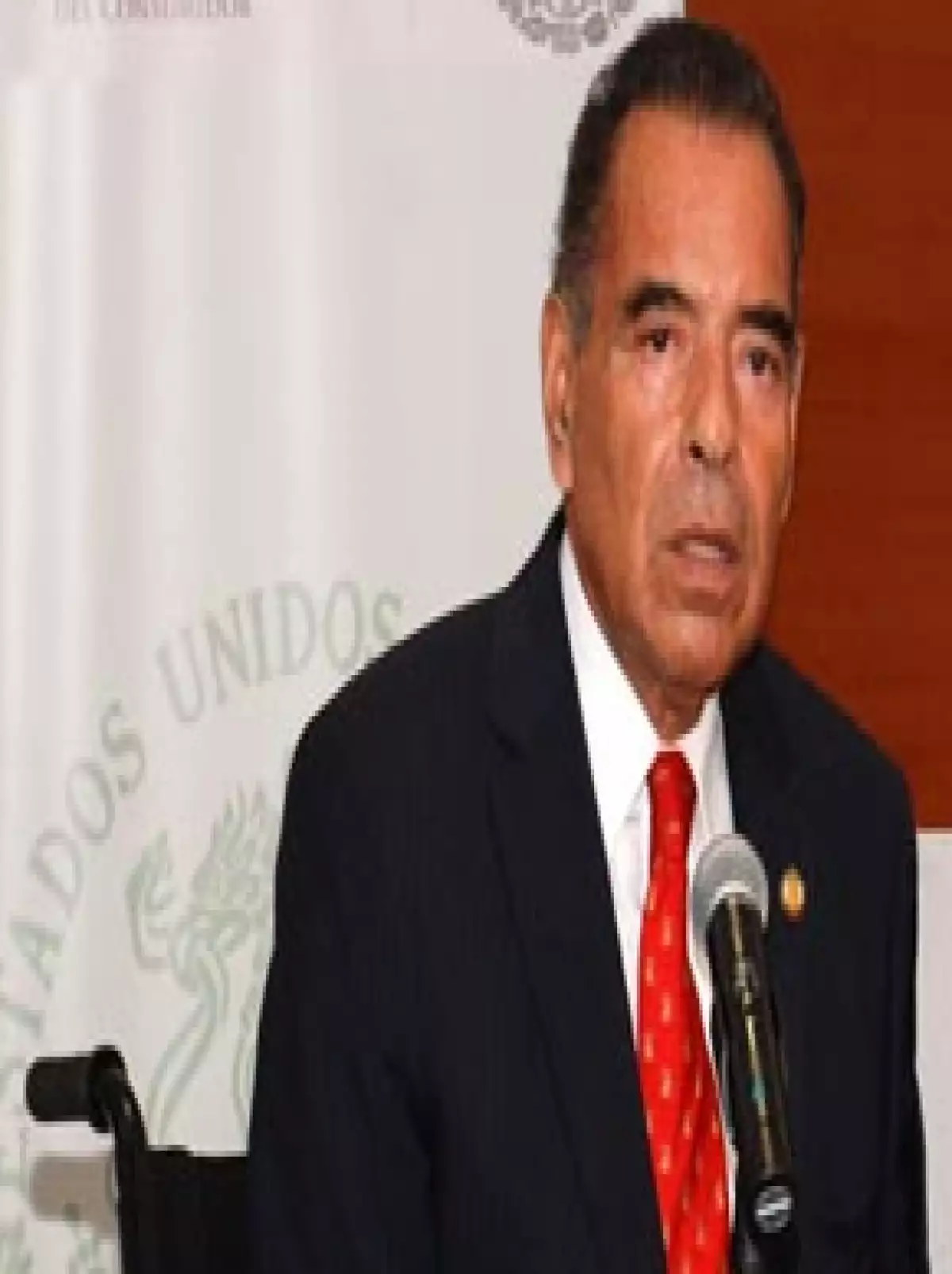 Enrique Peña Nieto ordenó que Humberto Benítez Teviño dejara el cargo por el escándalo de su hija en un restaurante del DF.