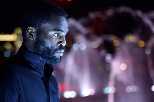 foto de perfil de Joshua Buatsi, con barba y vestido de negro.