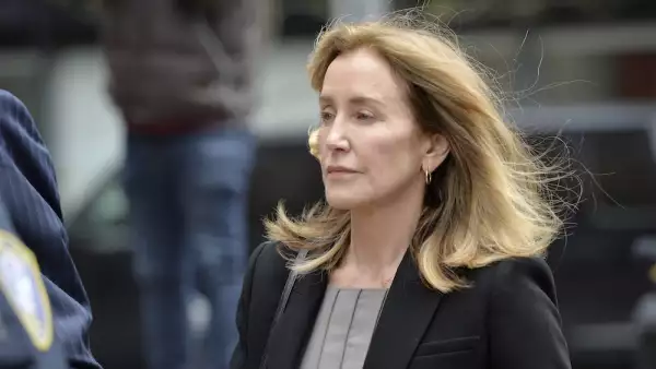 Felicity Huffman expected to plead guilty to using bribery to get daughter into university