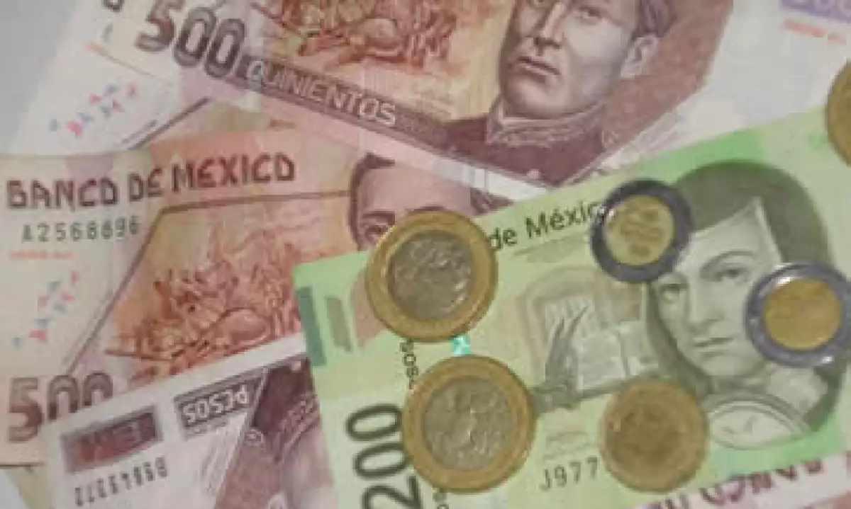 En ventanillas de bancos y casas de cambio, el peso operó en 11.60 por dólar a la compra y en 12 pesos a la venta. (Foto: Karina Hernández)