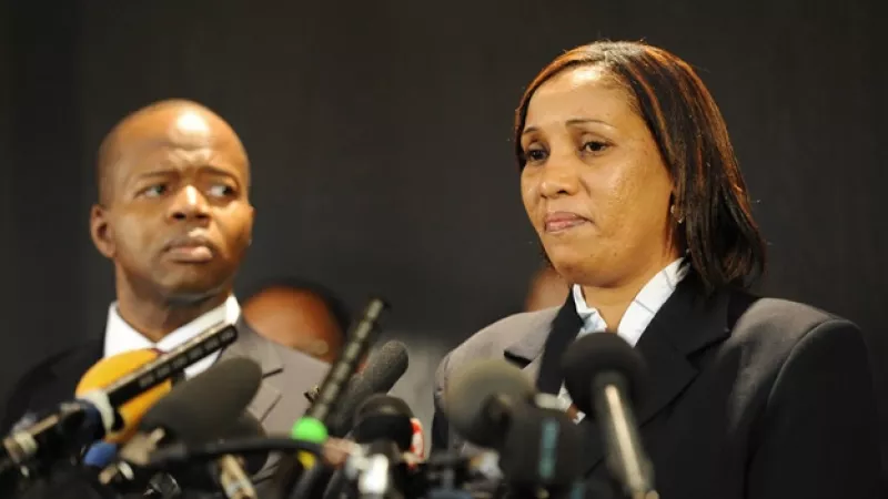 camarera de nueva york da conferencia de prensa