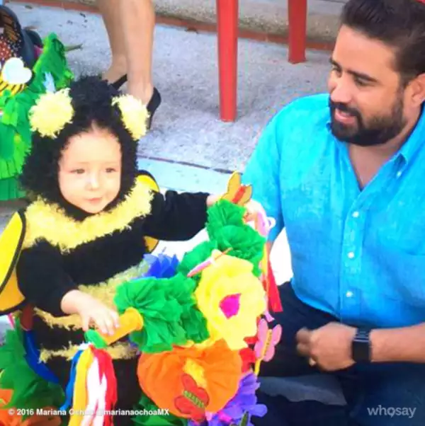 Acompañada de sus padres, Valentina posó para el lente de su mami