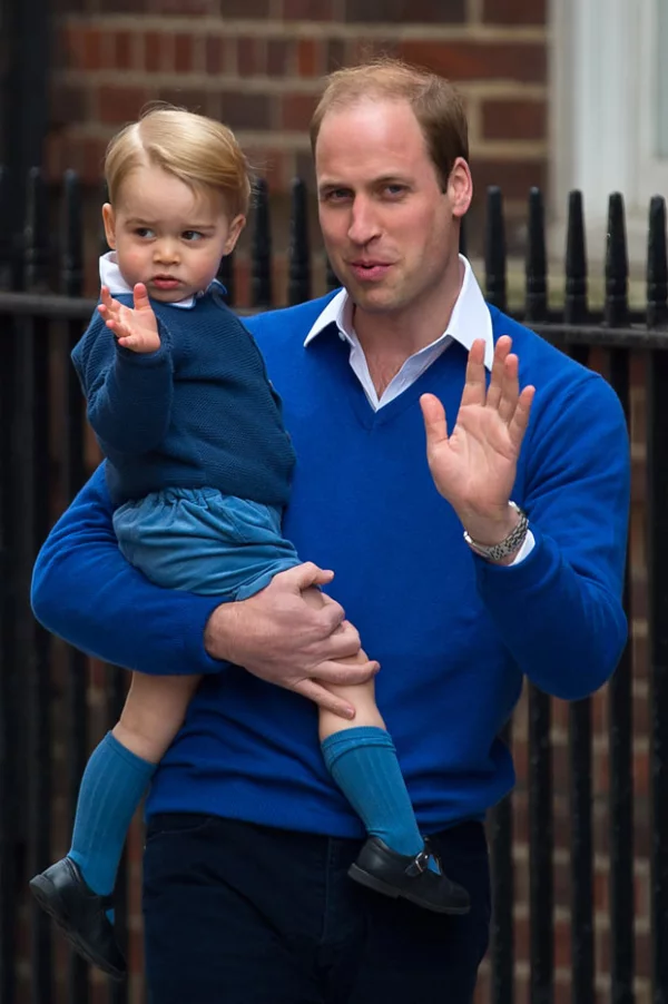 El momento en el que el príncipe George llega al hospital de St. Mary's para conocer a su hermanita.