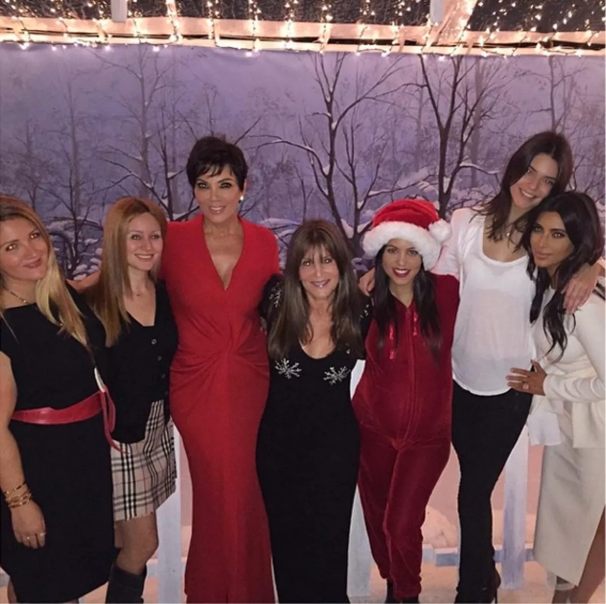 Kris Jenner acompañó a sus hijas en el festejo luciendo un ajustado vestido en color rojo.