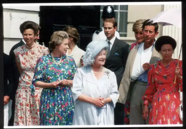 El príncipe Eduardo, la princesa Diana, el príncipe Carlos, la princesa Ana, Isabel II, la reina Madre y la princesa Margarita
