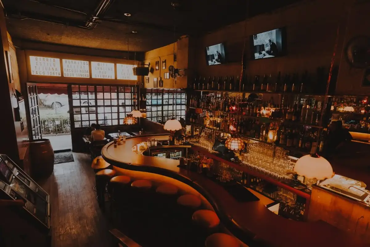 La cuba libre es uno de los tragos más tradicionales y populares en las cantinas de CDMX. 