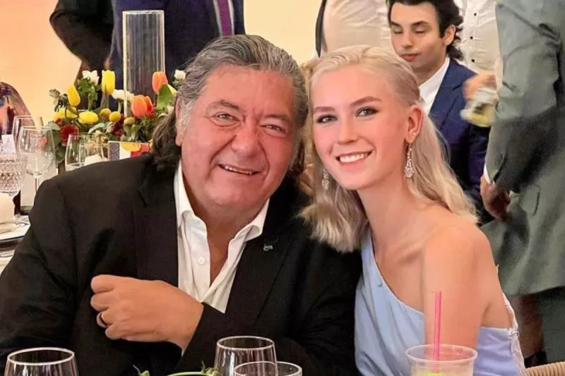 Jorge Hank Rhon y su hija Nirvana sentados a la mesa en un evento social