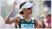 Foto de Alegna González con gorra blanca, lentes oscuros durante una carrera