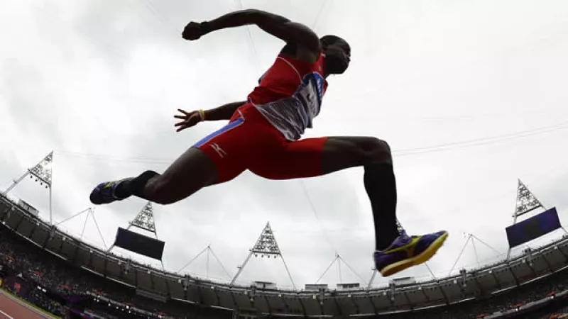 atleta de triple salto participa en los juegos olimpicos
