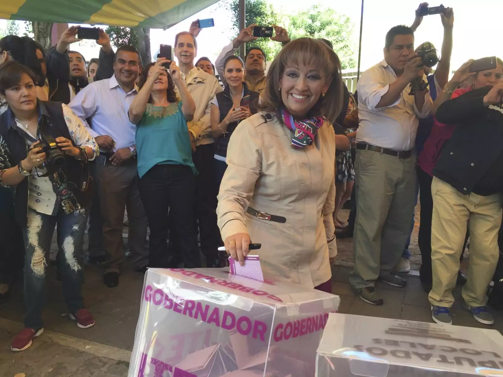 Una de las más entusiastas al momento de emitir su voto fue Lorena Cuellar, candidata del PRD en Tlaxcala, confía en ganar el favor de los electores durante la jornada.