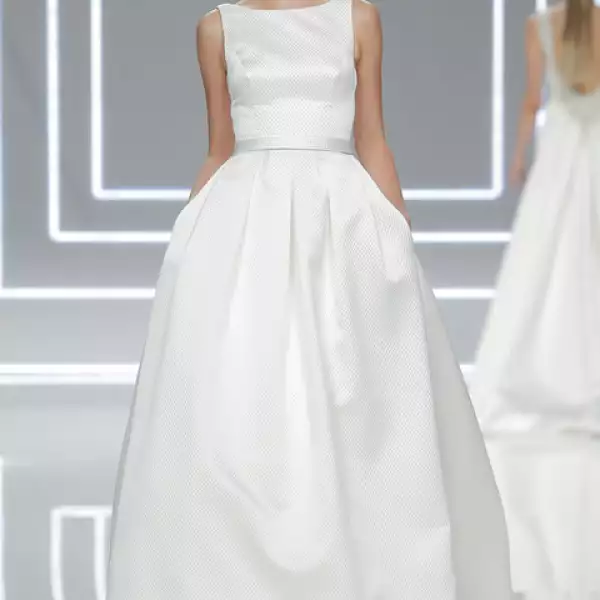 Vestido Nasia de cloque de seda con espalda joya en hilo de plata y cristal.