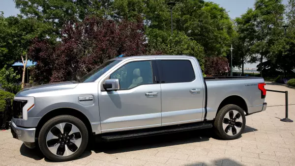 Ford se baja de la carrera eléctrica masiva y se refugia en vehículos a gasolina e híbridos más baratos