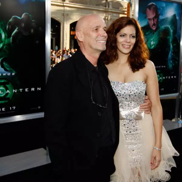 El director Martin Campbell con Sol Romero.