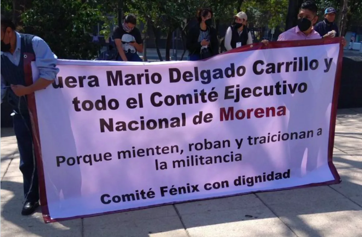 Pancartas contra Mario Delgado en la Convención Nacional Morenista