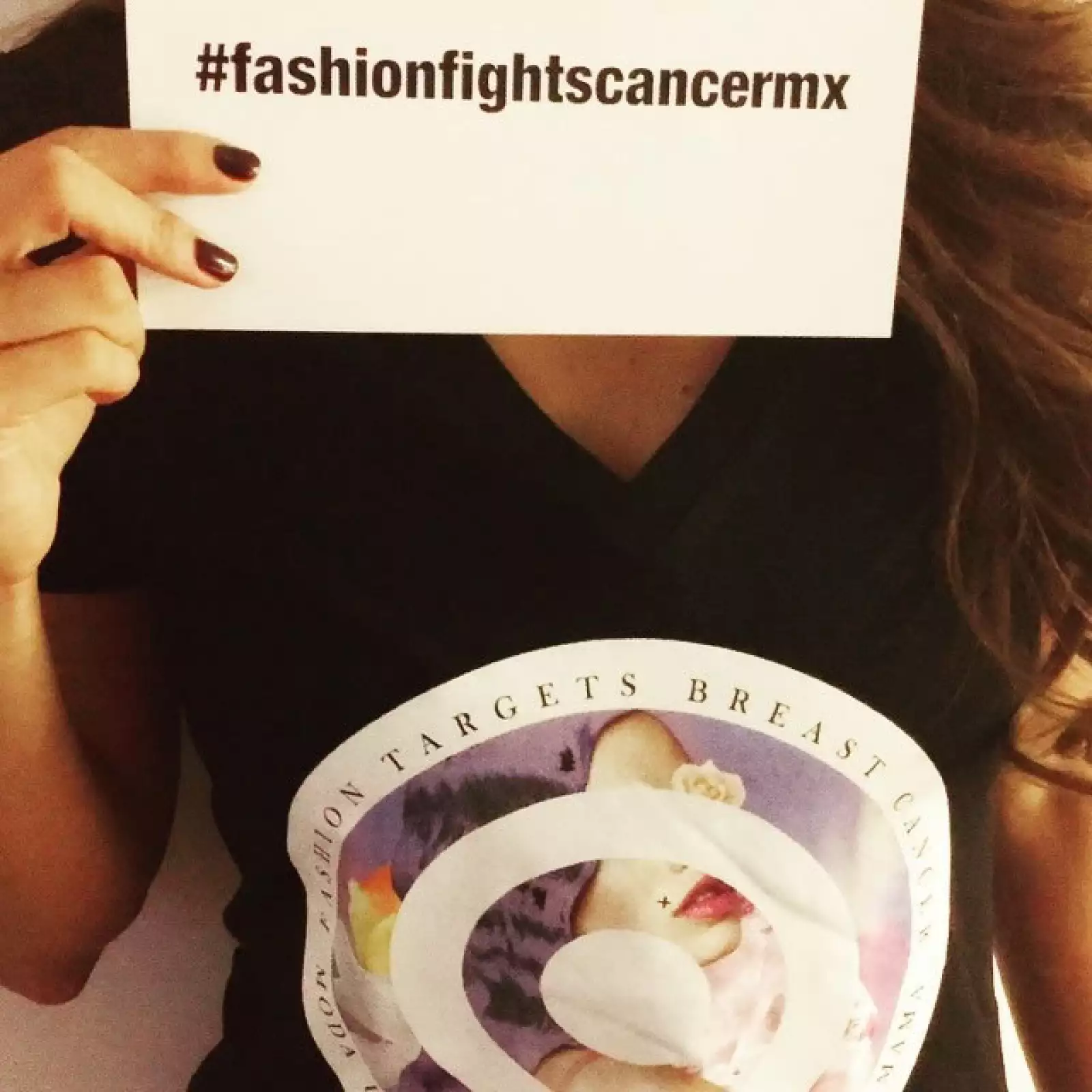 Galilea Montijo mostró el hashtag #FashionFightsCancerMX en lugar de su cara y escribió: `Apoyar causas nobles siempre es un placer´.