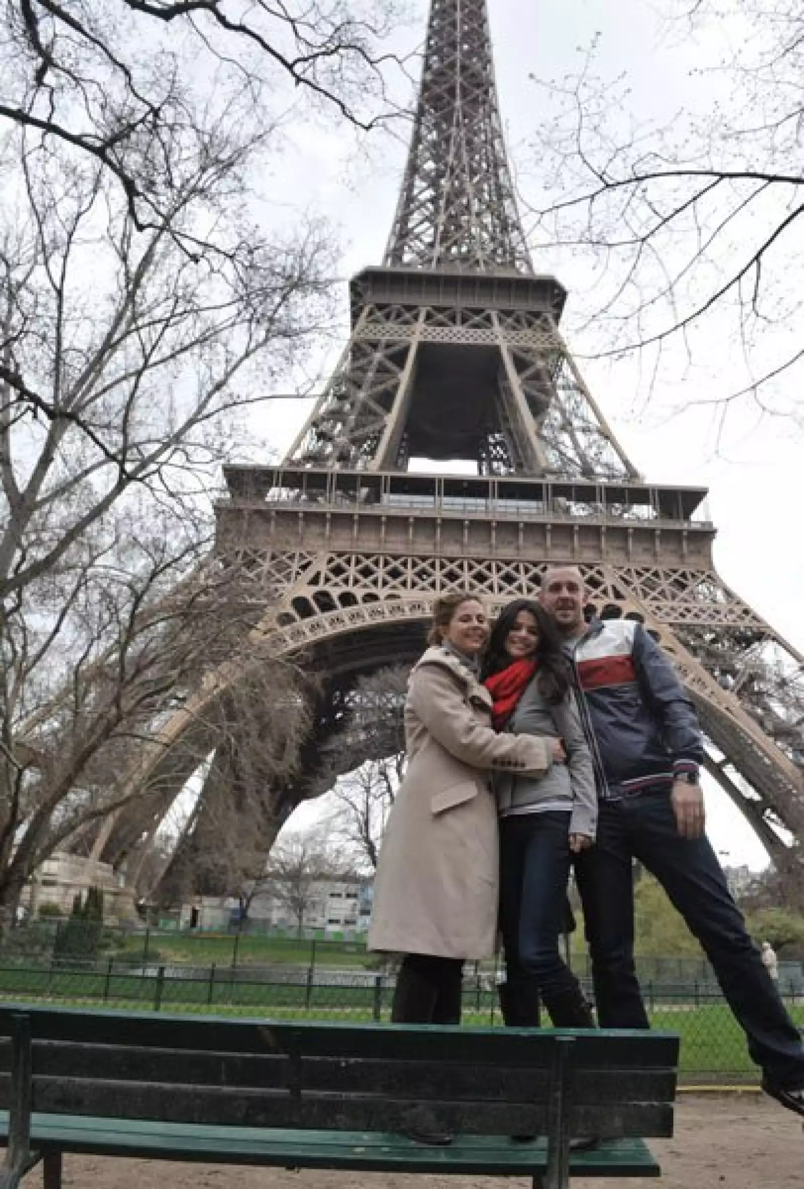 Selena Gómez aprovechó su visita a París para promocionar su más reciente disco y tomó unos días de descanso, en los que visitó algunos lugares emblemáticos de la ciudad, como la Torre Eiffel y el Museo de  Louvre.