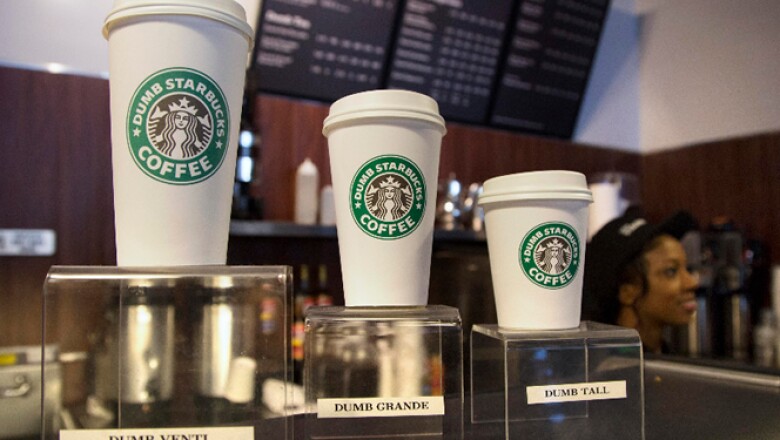 Starbucks pidió a la cafetería, ubicada en un pequeño centro comercial, dejar de usar su imagen ya que está protegida.