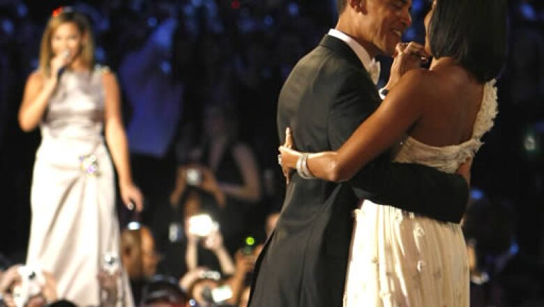 El nuevo presidente de Estados Unidos, Barack Obama, y su esposa Michelle fueron los encargados de abrir la pista, a ritmo de Beyonce, en una de las primeras celebraciones nocturnas por asunción.