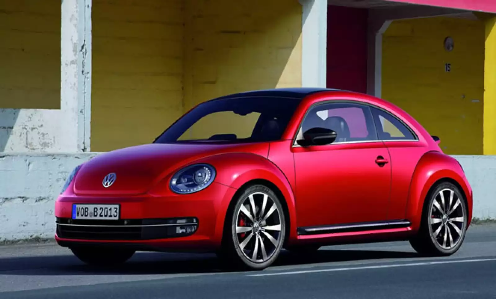 La automotriz alemana Volkswagen rediseñó el icónico Beetle, 13 años después de su introducción al mercado y lo presentó por primera vez en al AutoShow de Shanghai.