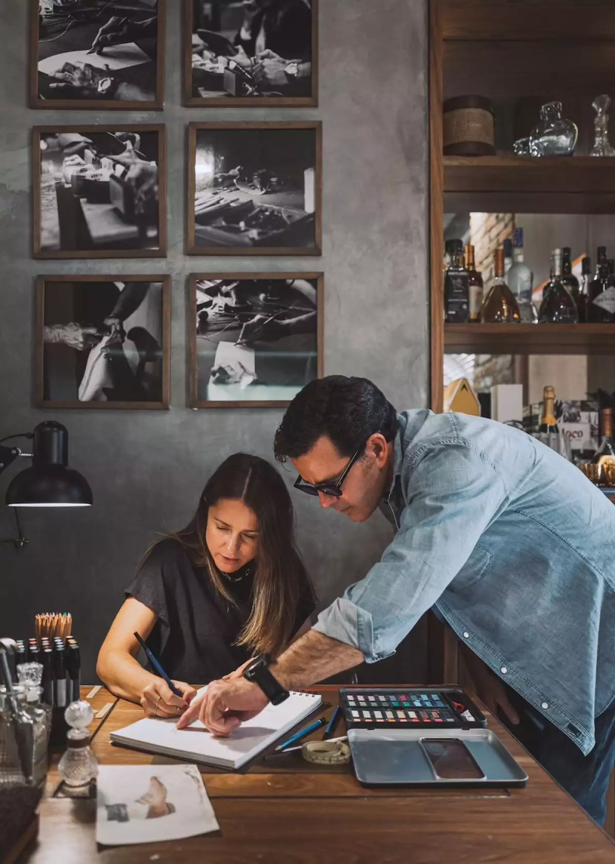 Eduardo Capetillo y Adriana Soto diseñando las botas en colaboración en el taller de Polanco. 