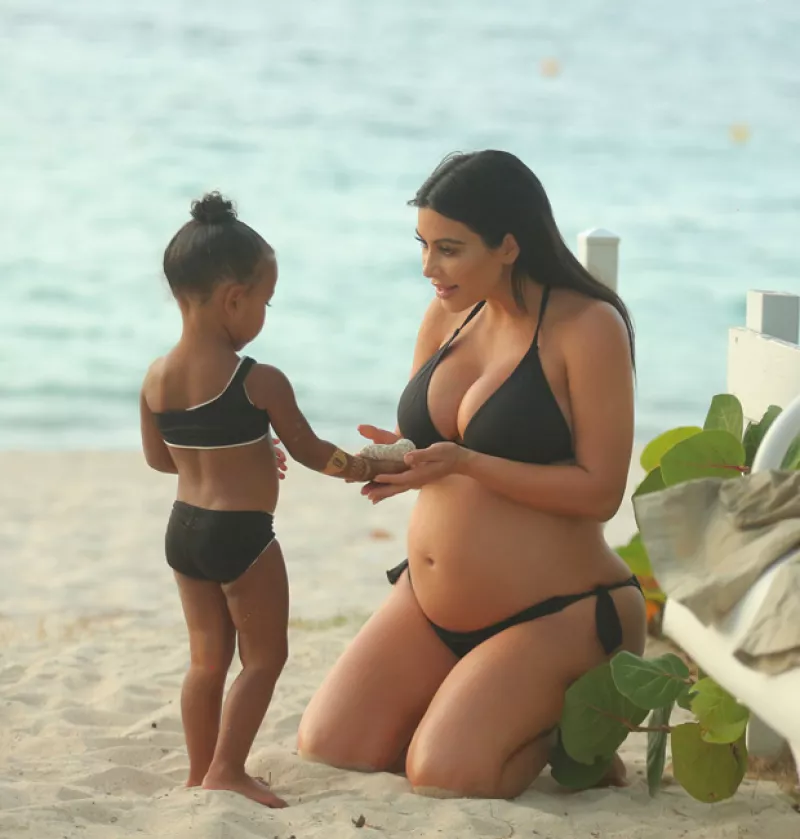 Madre e hija compartieron un emotivo momento en la playa de St. Barts, donde lucieron bikinis similares y se divirtieron juntas.