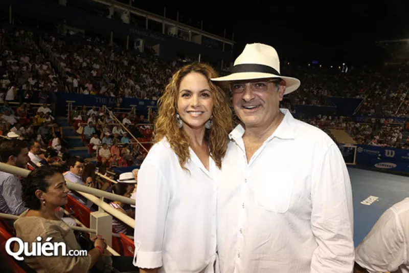 La cantante mexicana y su pareja, el sobrino de Carlos Slim, llamaron la atención durante la final del Abierto de Tenis en Acapulco este fin de semana.