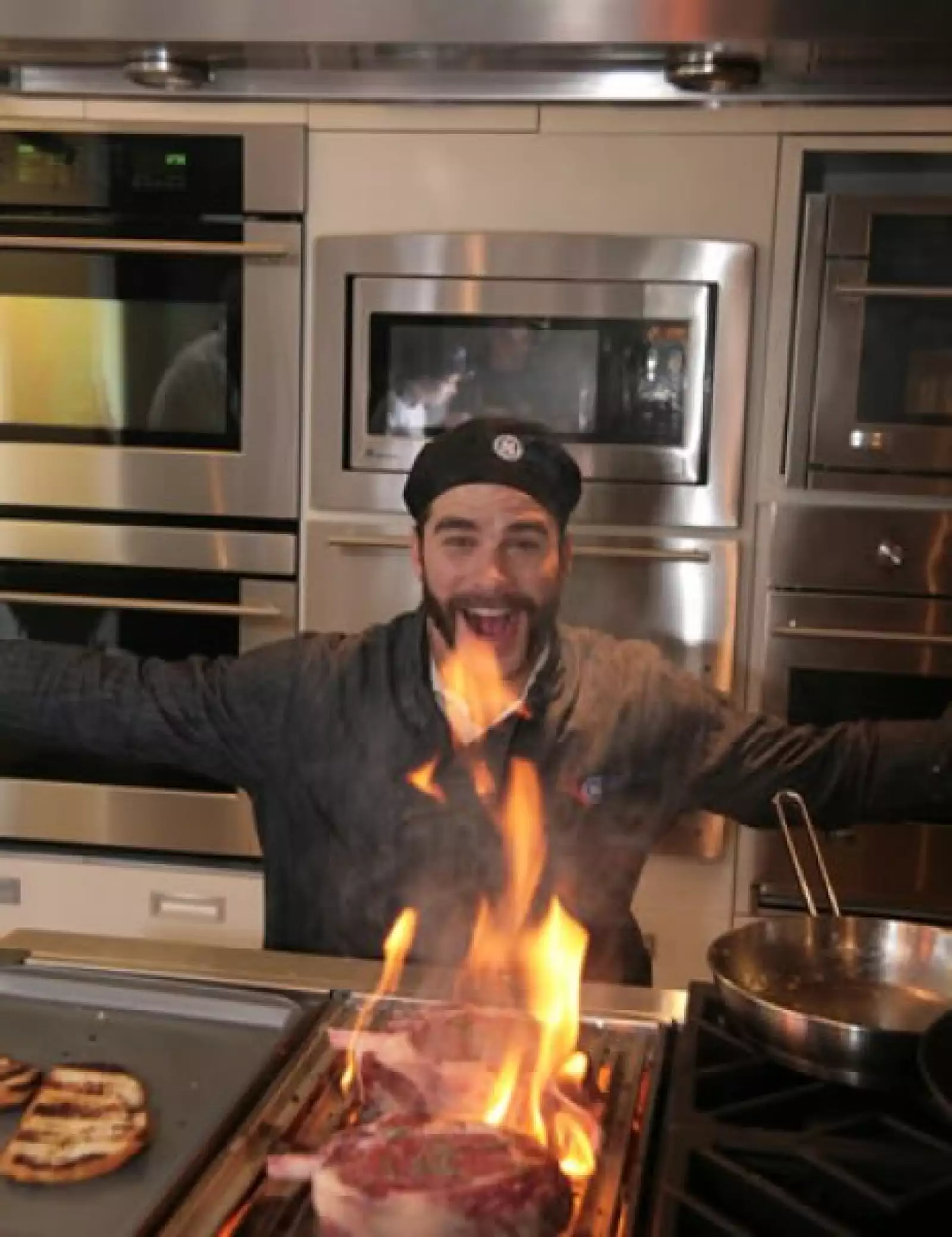 En todo momento jugaron entre ellos: se aventaron harina, se daban mazasos y bromeaban con los ingredientes.