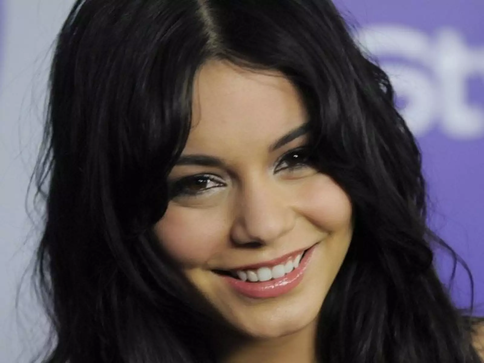 La belleza natural de Vanessa Hudgens, 21 años, también logró atrapar el corazón de un famoso: Zac Efron.