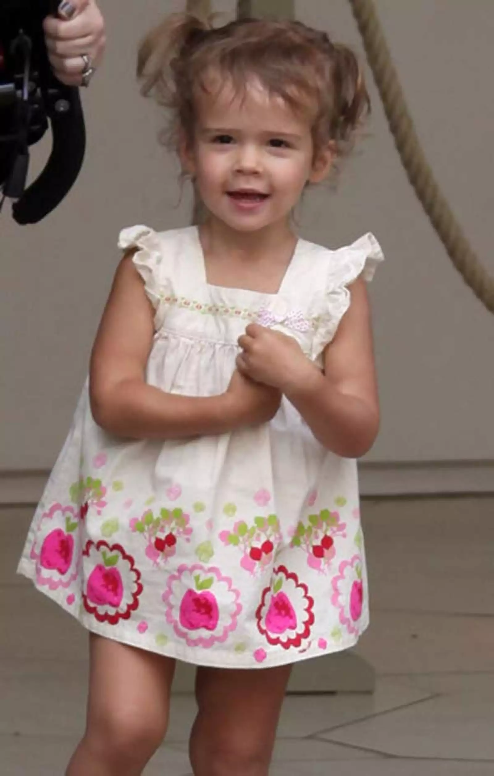 La hija de Jessica Alba se ve muy bien con batitas.