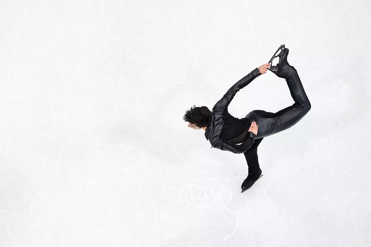 Foto de Donovan Carrillo ejecutando su rutina final en los Juegos Olímpicos de Invierno Milano Cortina 2026.